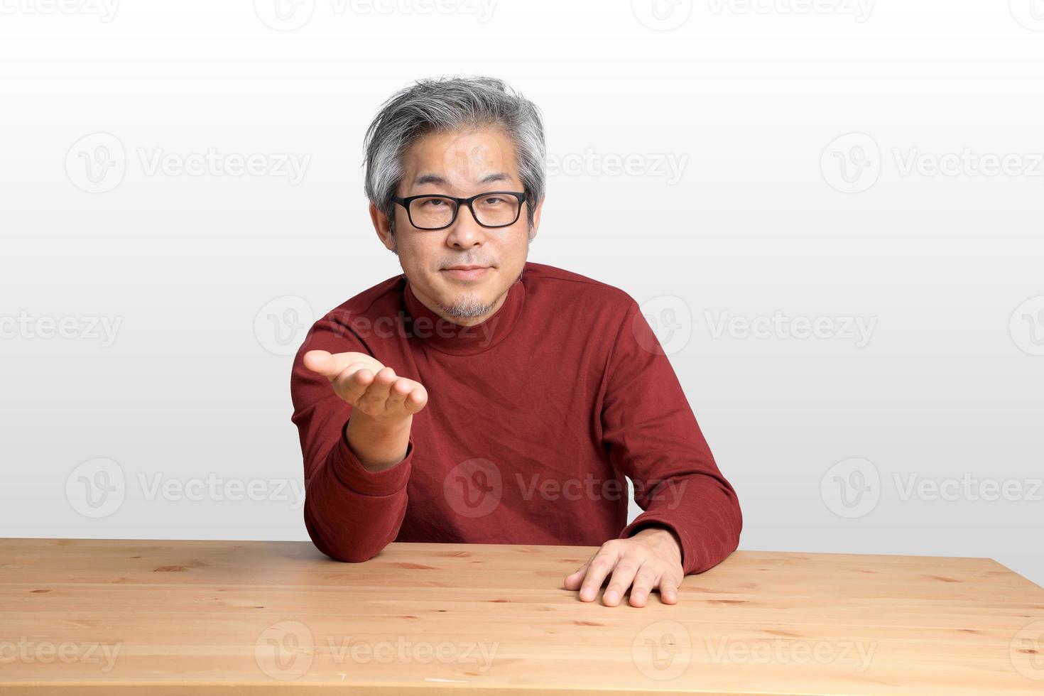 homme asiatique au bureau photo