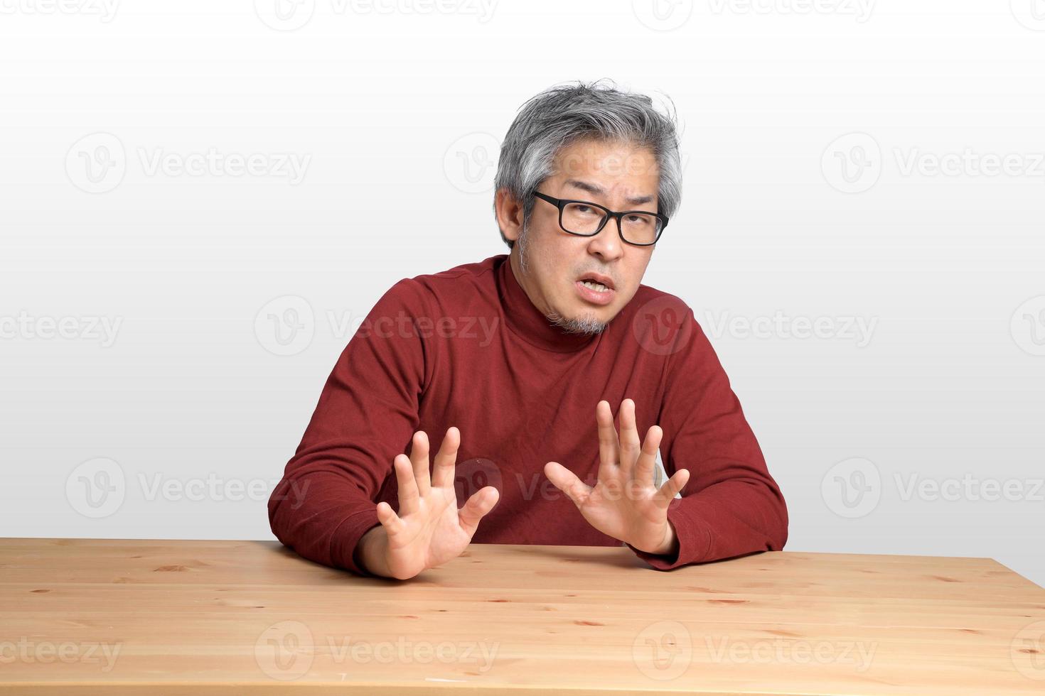 homme asiatique au bureau photo