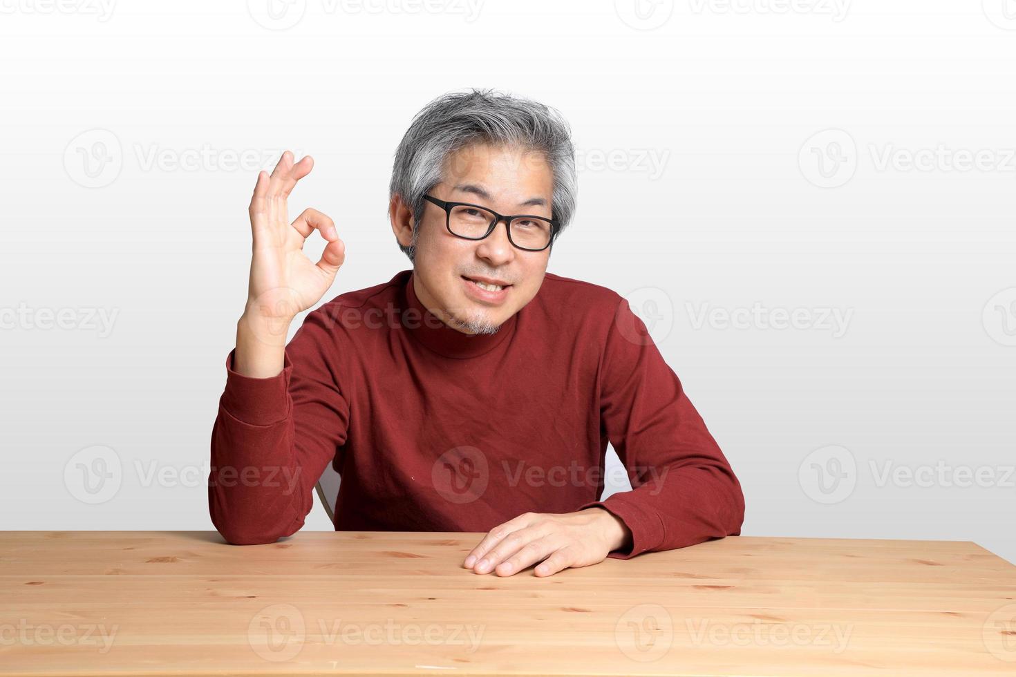 homme asiatique au bureau photo