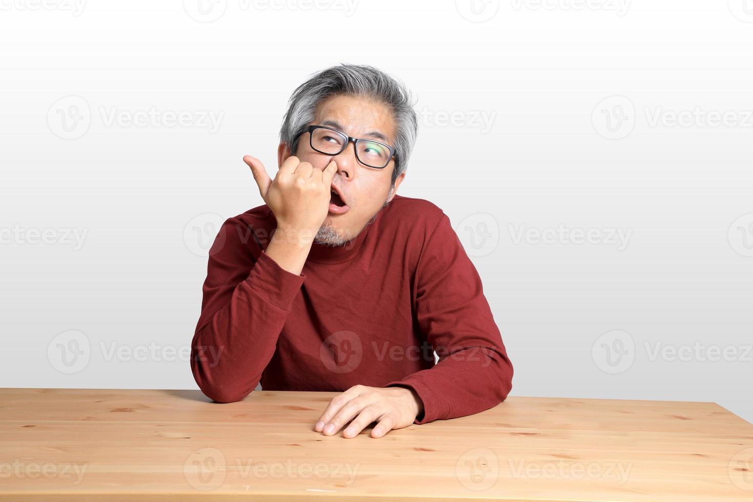 homme asiatique au bureau photo