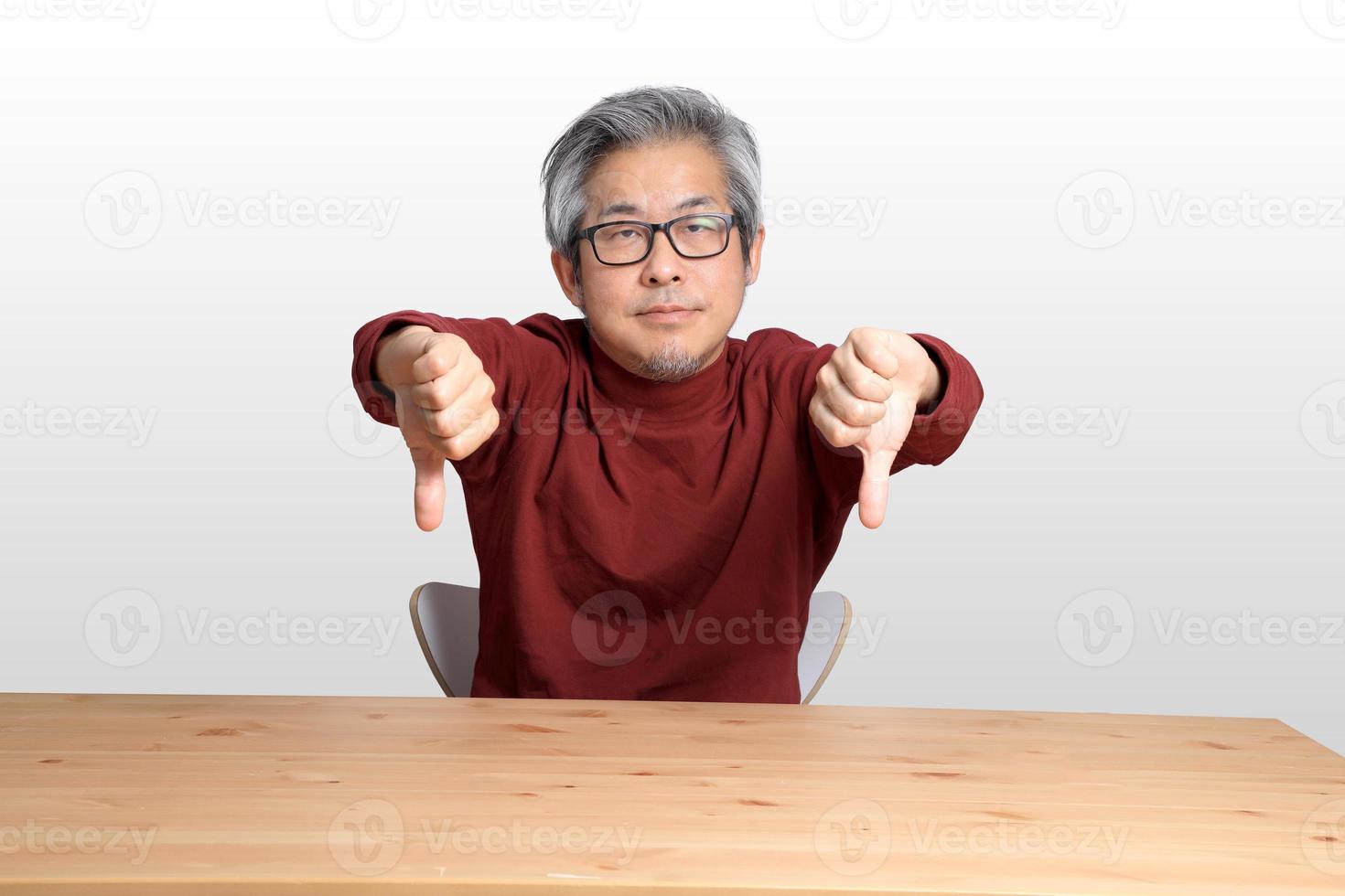 homme asiatique au bureau photo