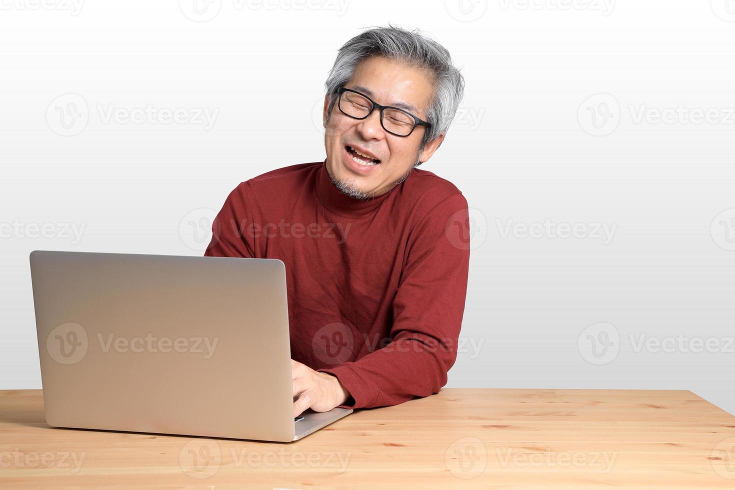 homme asiatique assis photo