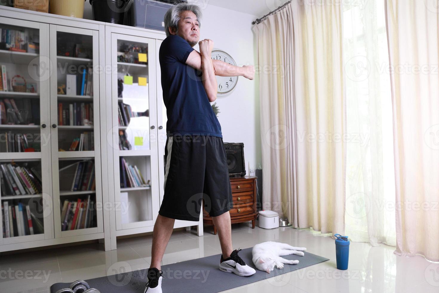 séance d'entraînement d'homme asiatique photo