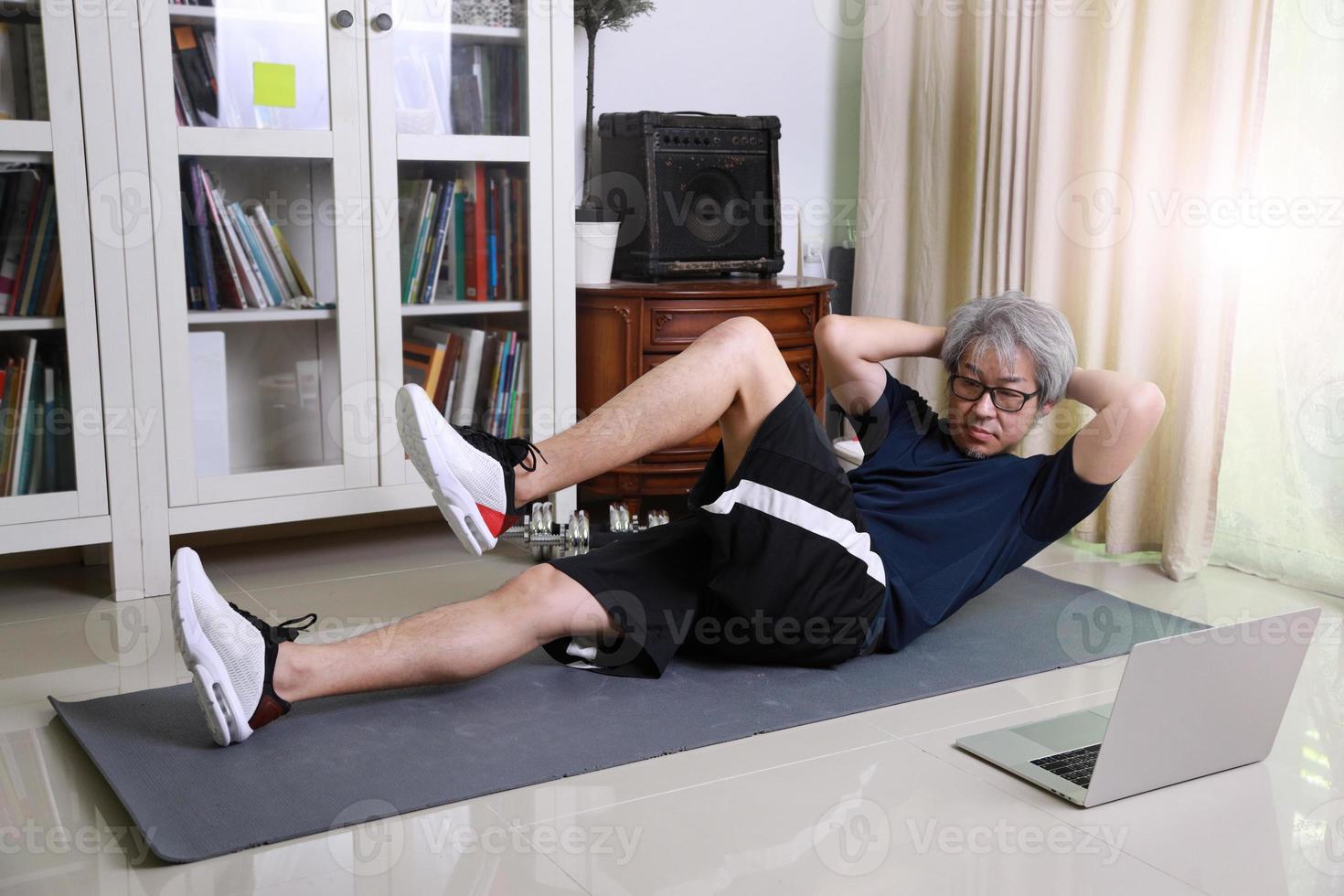 séance d'entraînement d'homme asiatique photo