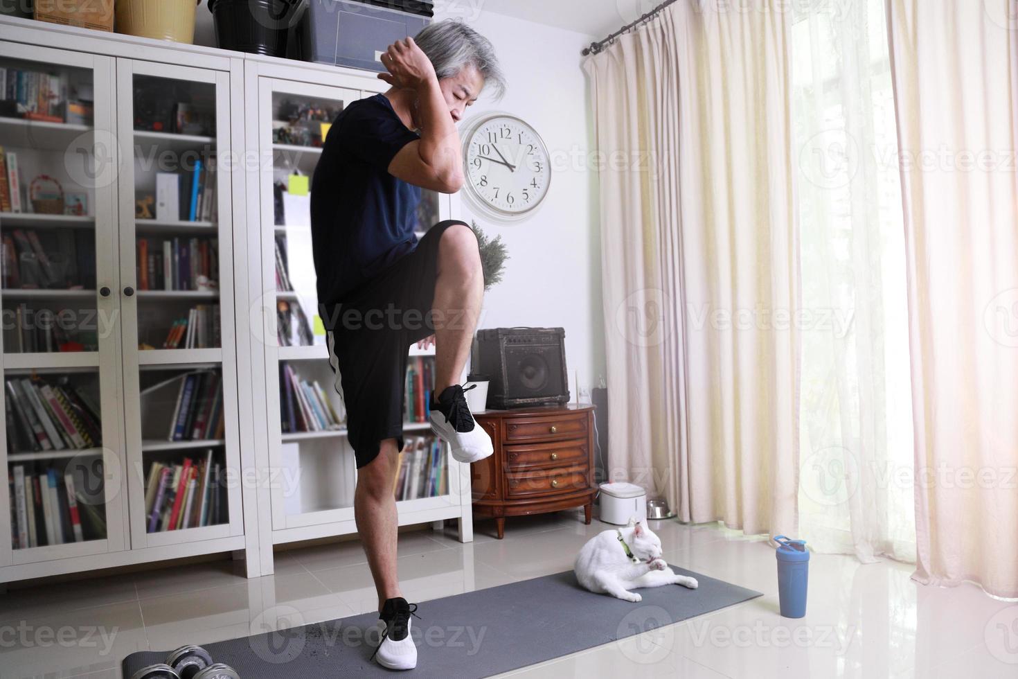 séance d'entraînement d'homme asiatique photo