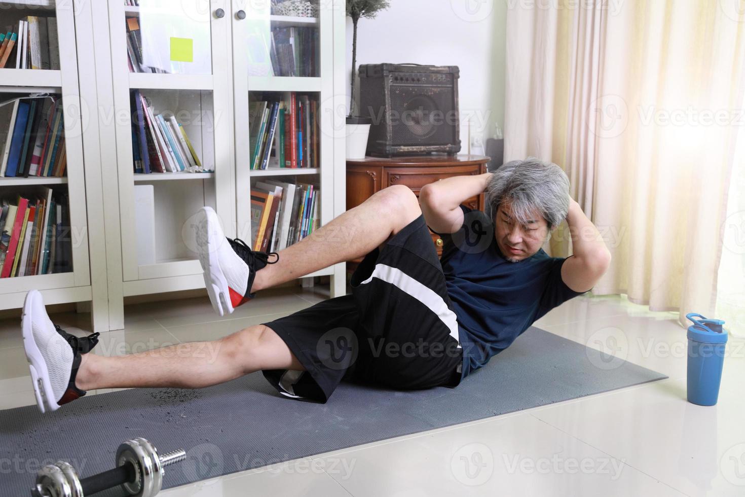 séance d'entraînement d'homme asiatique photo