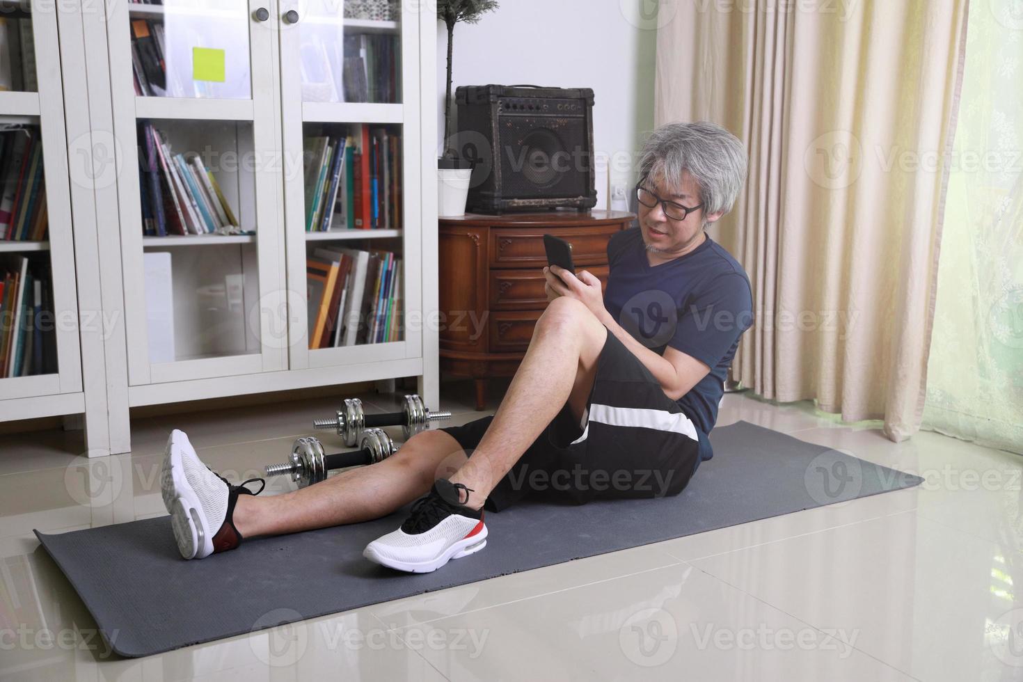 séance d'entraînement d'homme asiatique photo