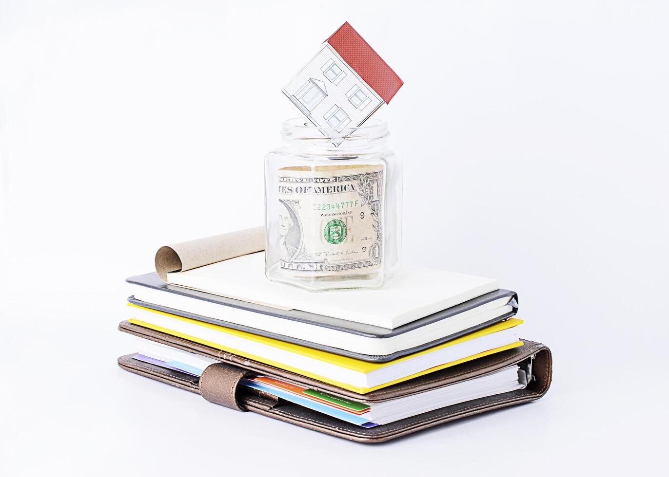 papier à la maison en verre économisant sur la pile de livres photo