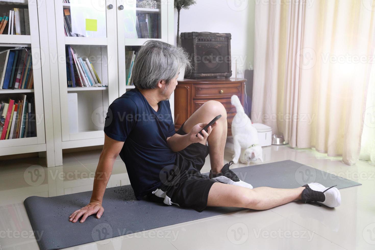 séance d'entraînement d'homme asiatique photo