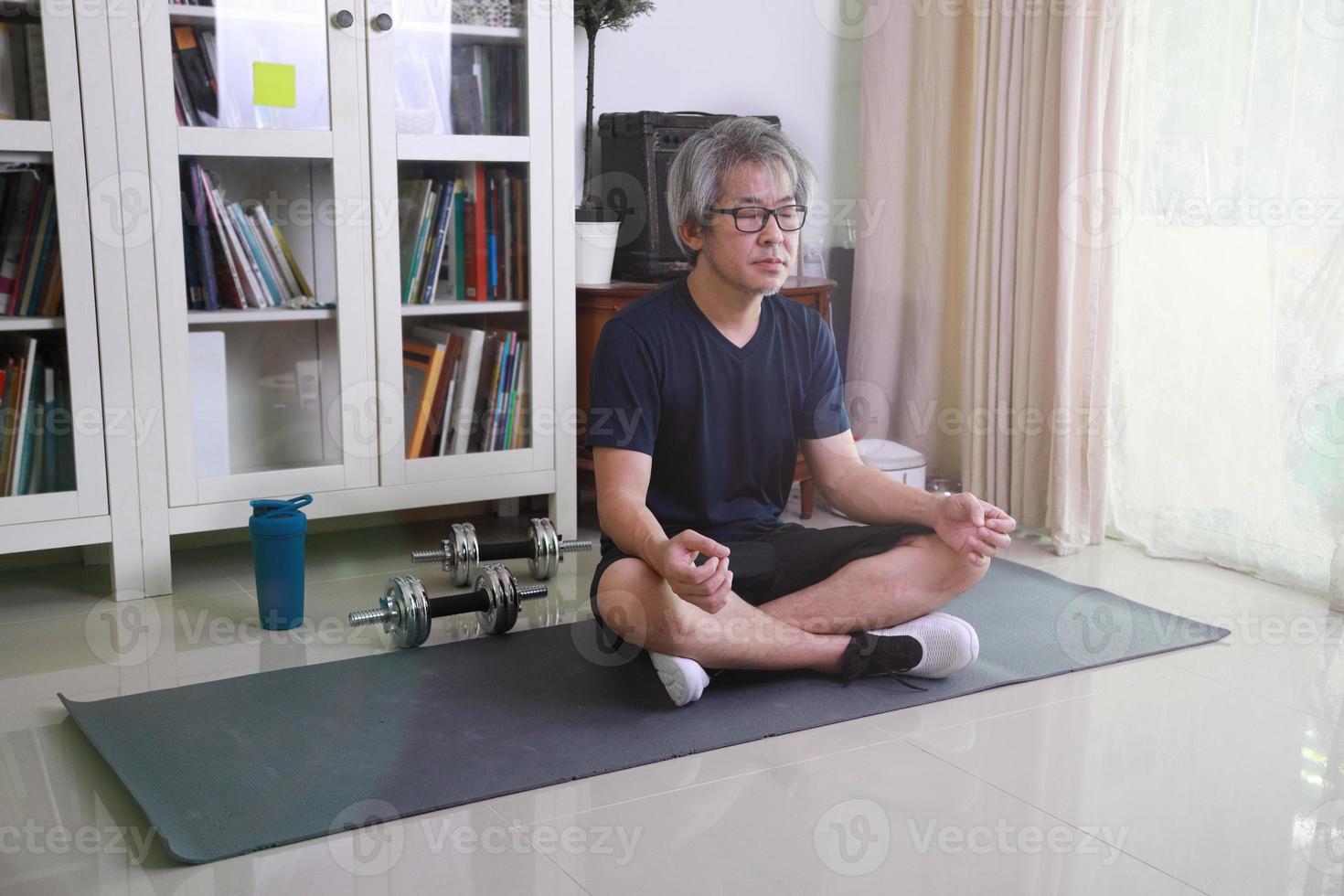 séance d'entraînement d'homme asiatique photo