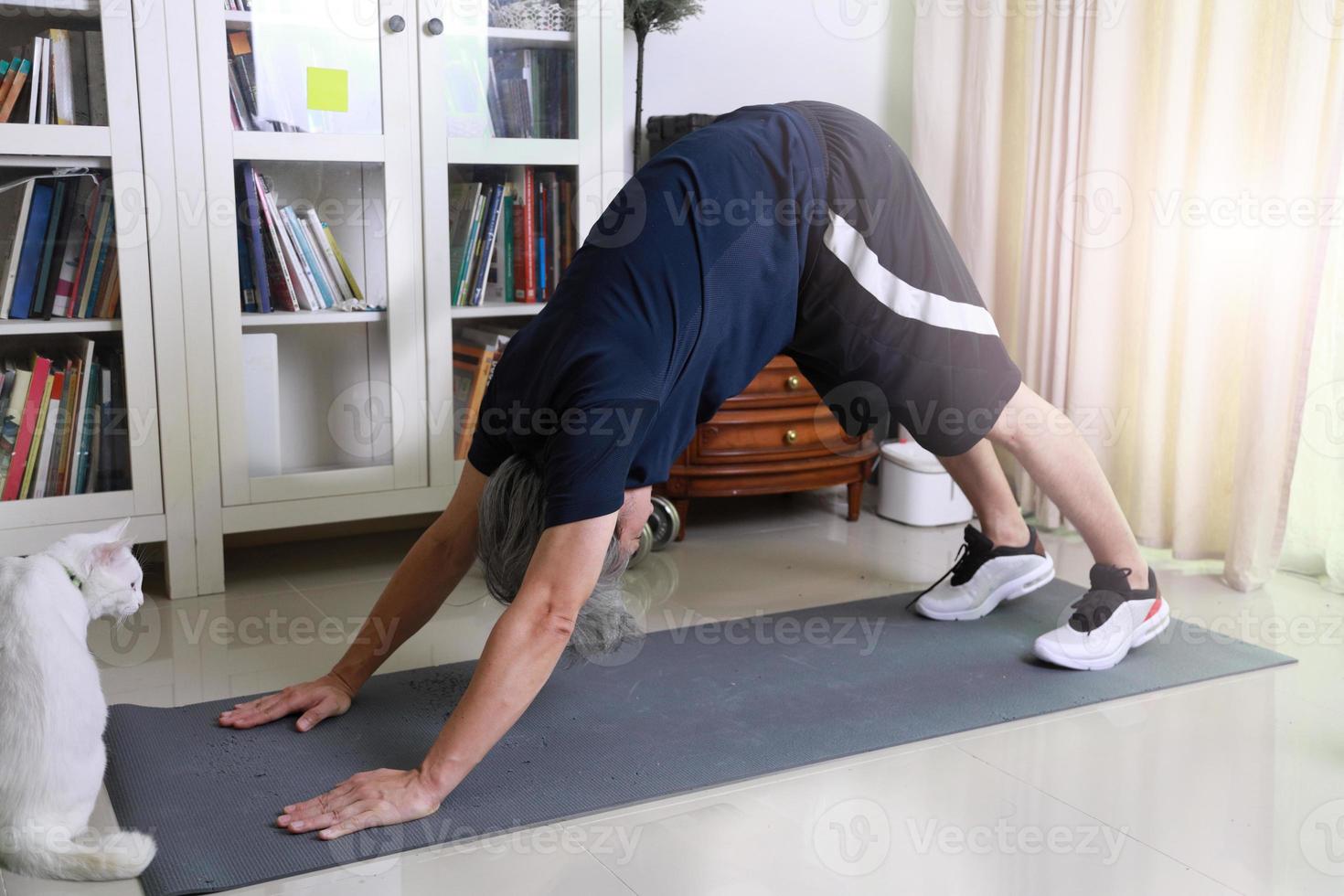 séance d'entraînement d'homme asiatique photo