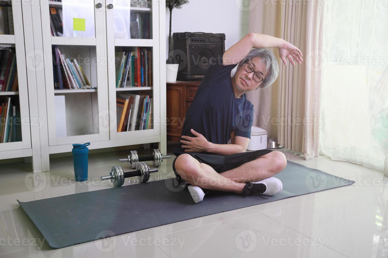 séance d'entraînement d'homme asiatique photo