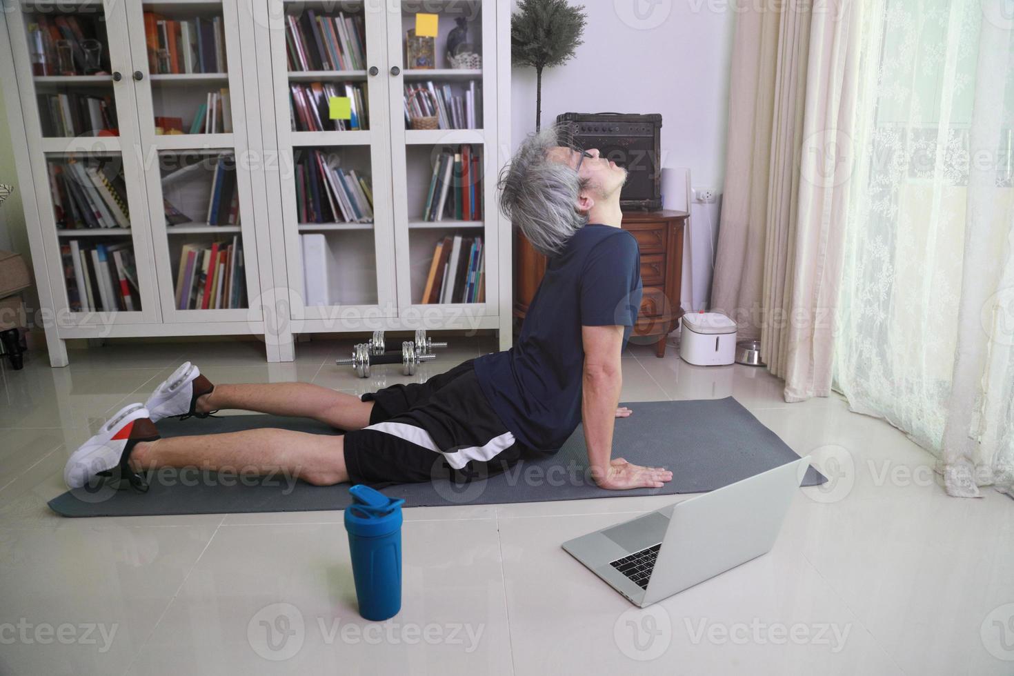 séance d'entraînement d'homme asiatique photo