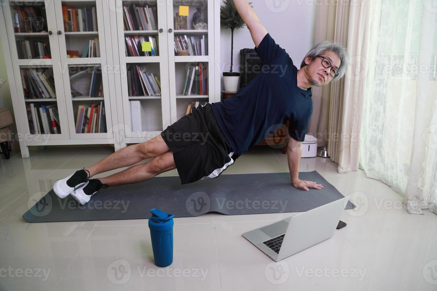 séance d'entraînement d'homme asiatique photo