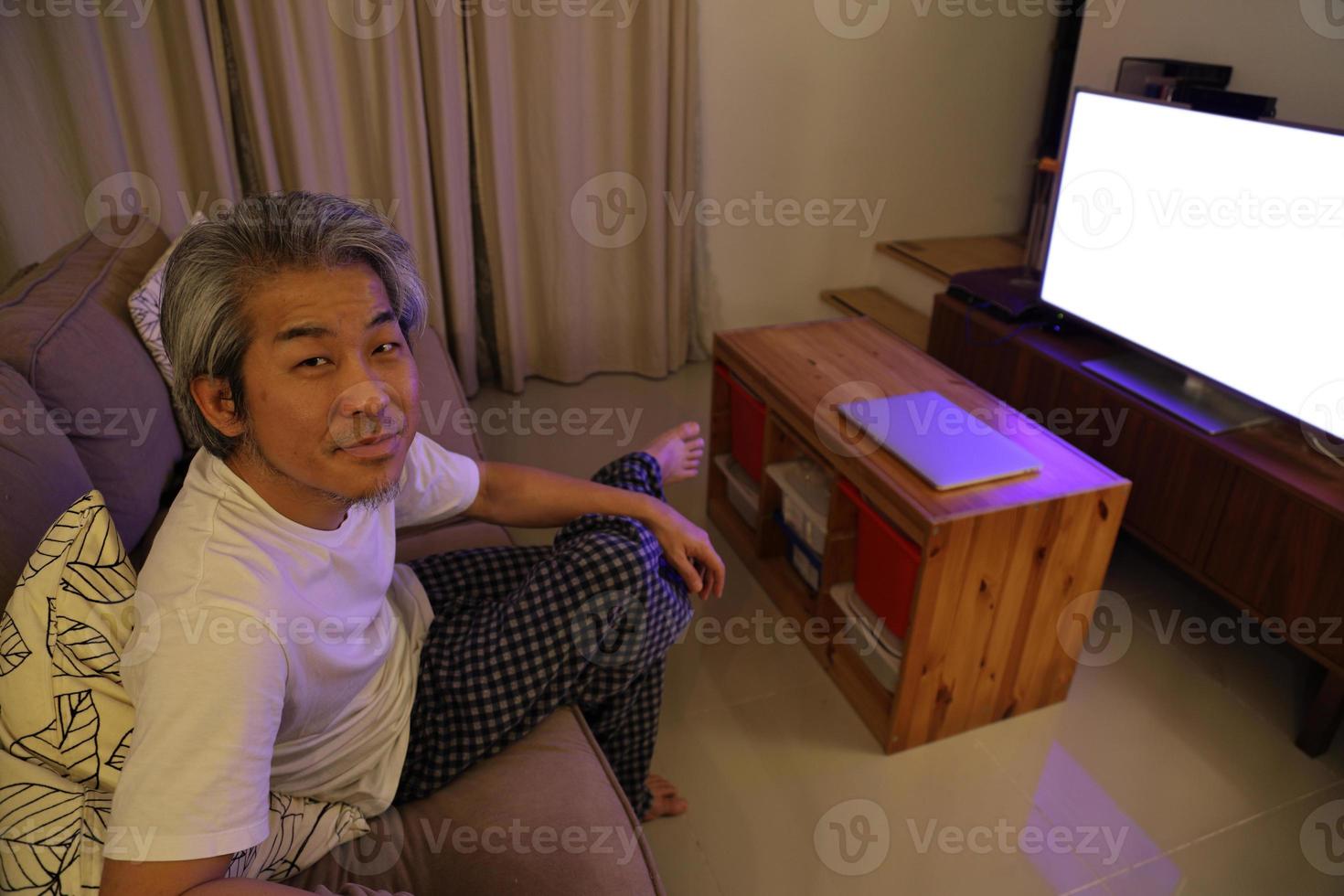 homme asiatique regardant la télévision photo