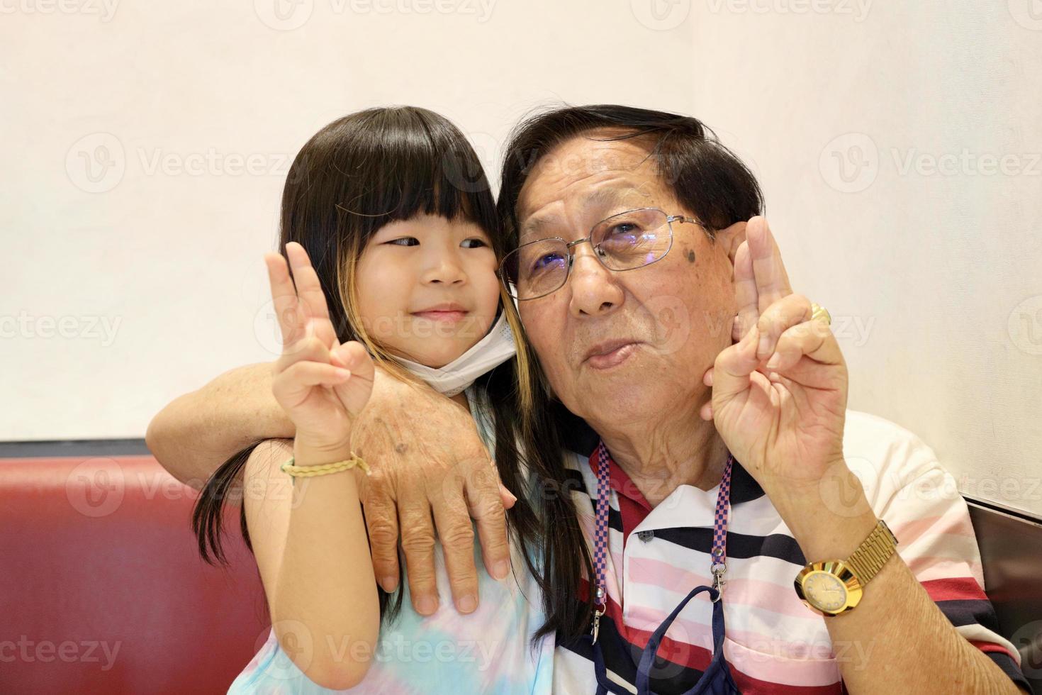 petite-fille et grand-père photo