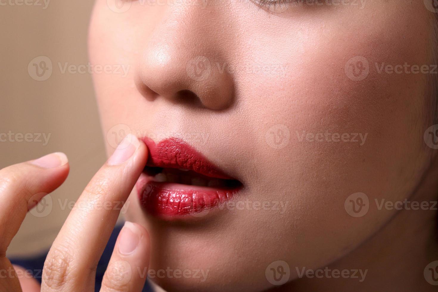 femme avec rouge à lèvres photo