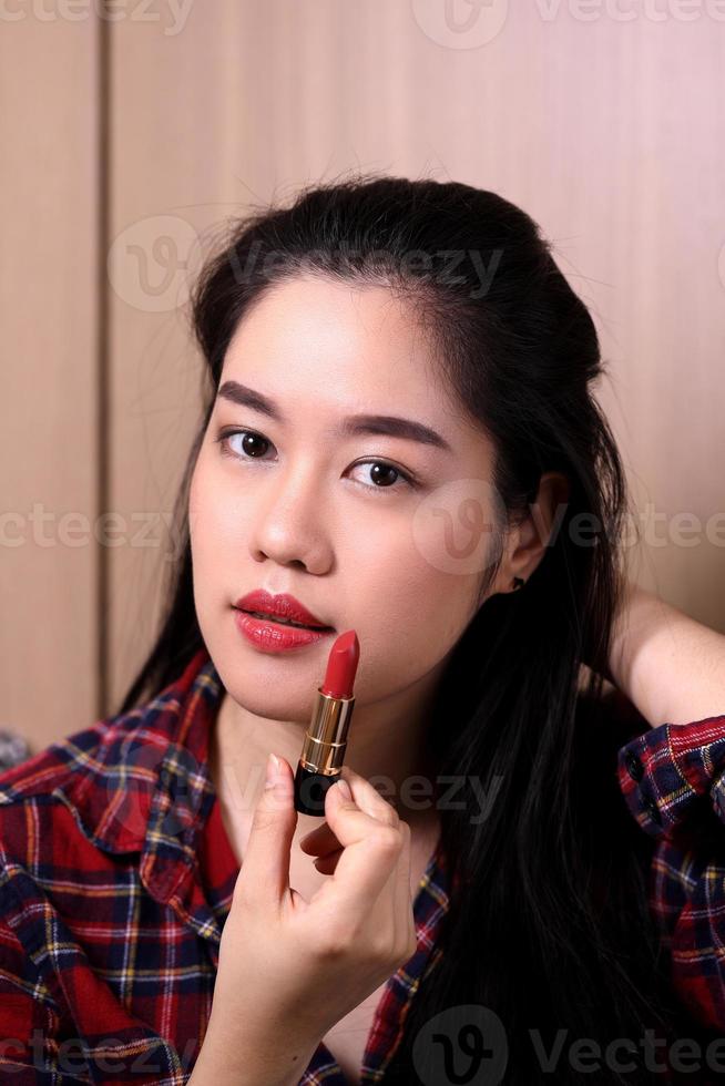 rouge à lèvres appliqué par femme photo