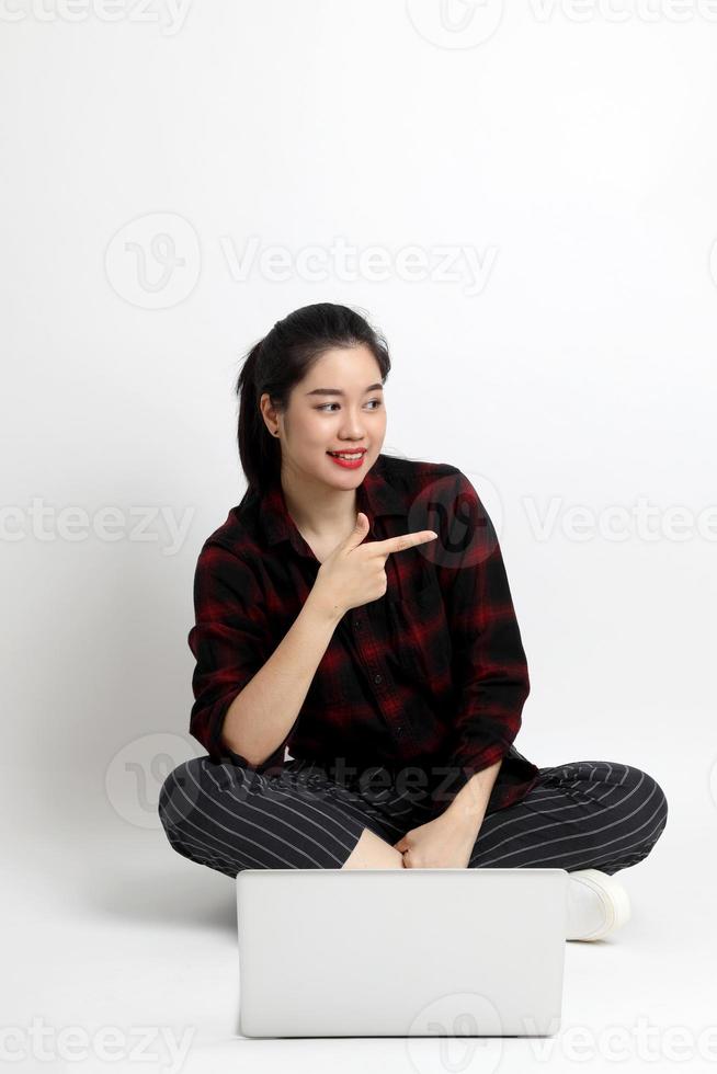 femme asiatique en studio photo