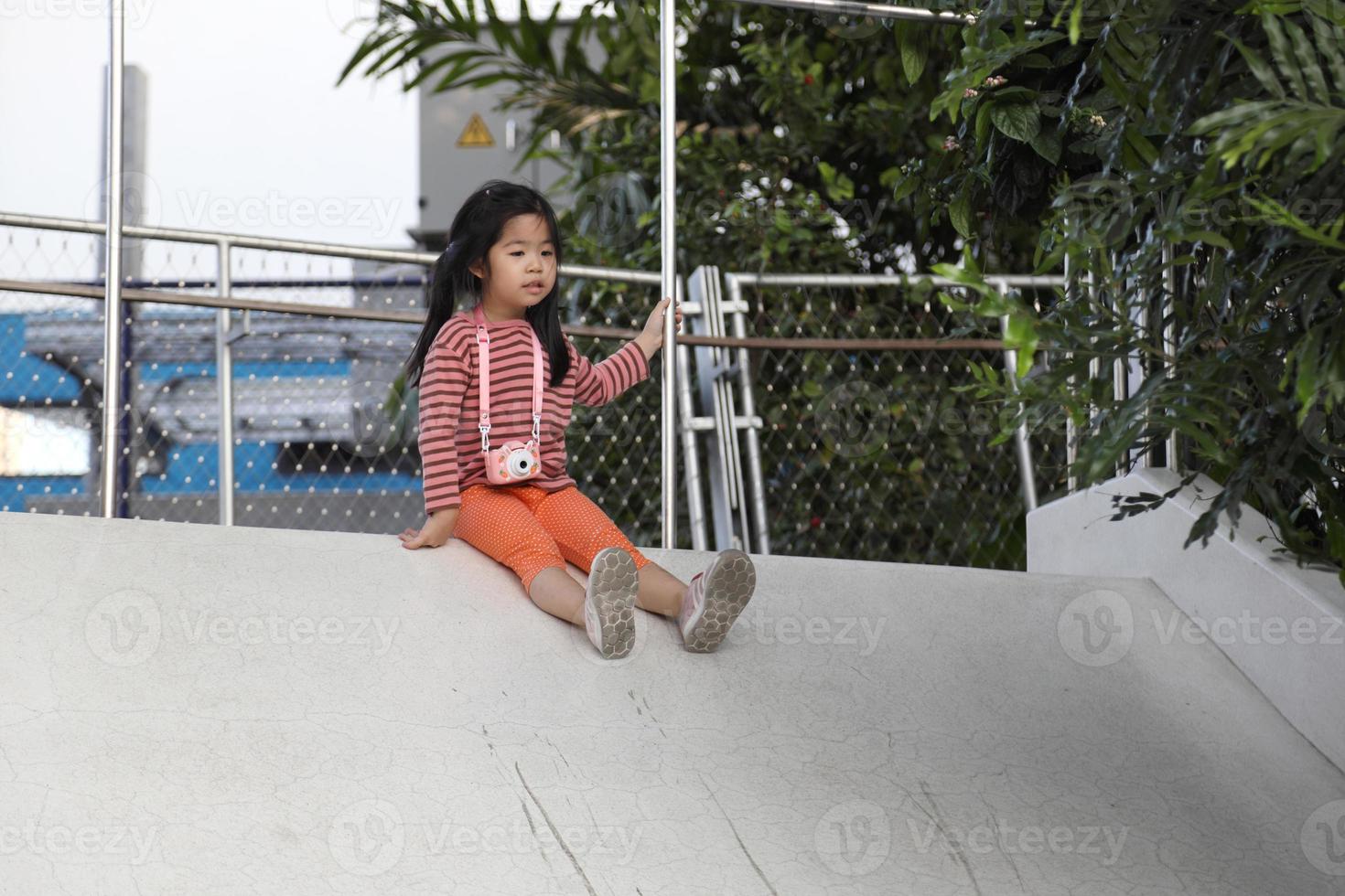 jeune enfant enjoué photo