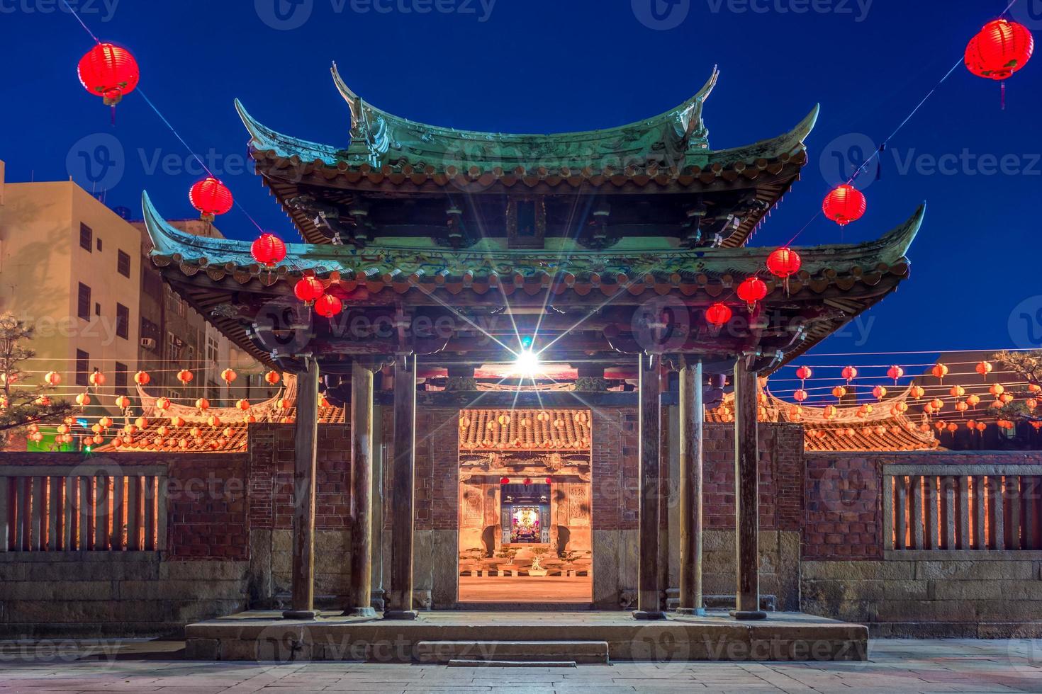 vue nocturne du temple lung shan à lukang, taiwan photo