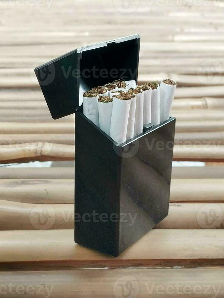 cigarettes et allumettes sur le bambou table photo
