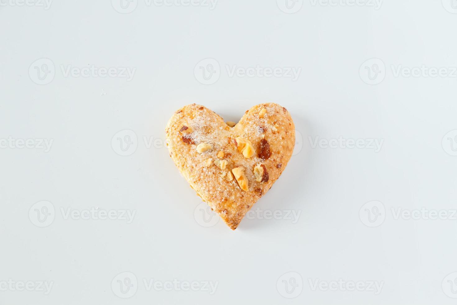 un cookie en forme de coeur sur fond blanc photo