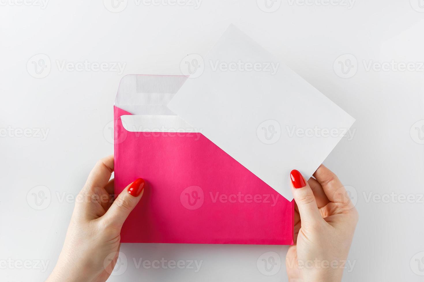 enveloppe avec une lettre en mains sur fond blanc photo