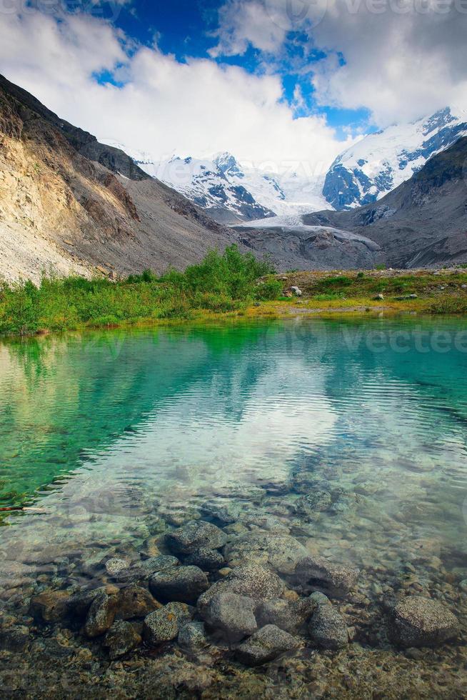 lac alpin dans les glaciers de la vallée de l'engadine près de saint moritz photo