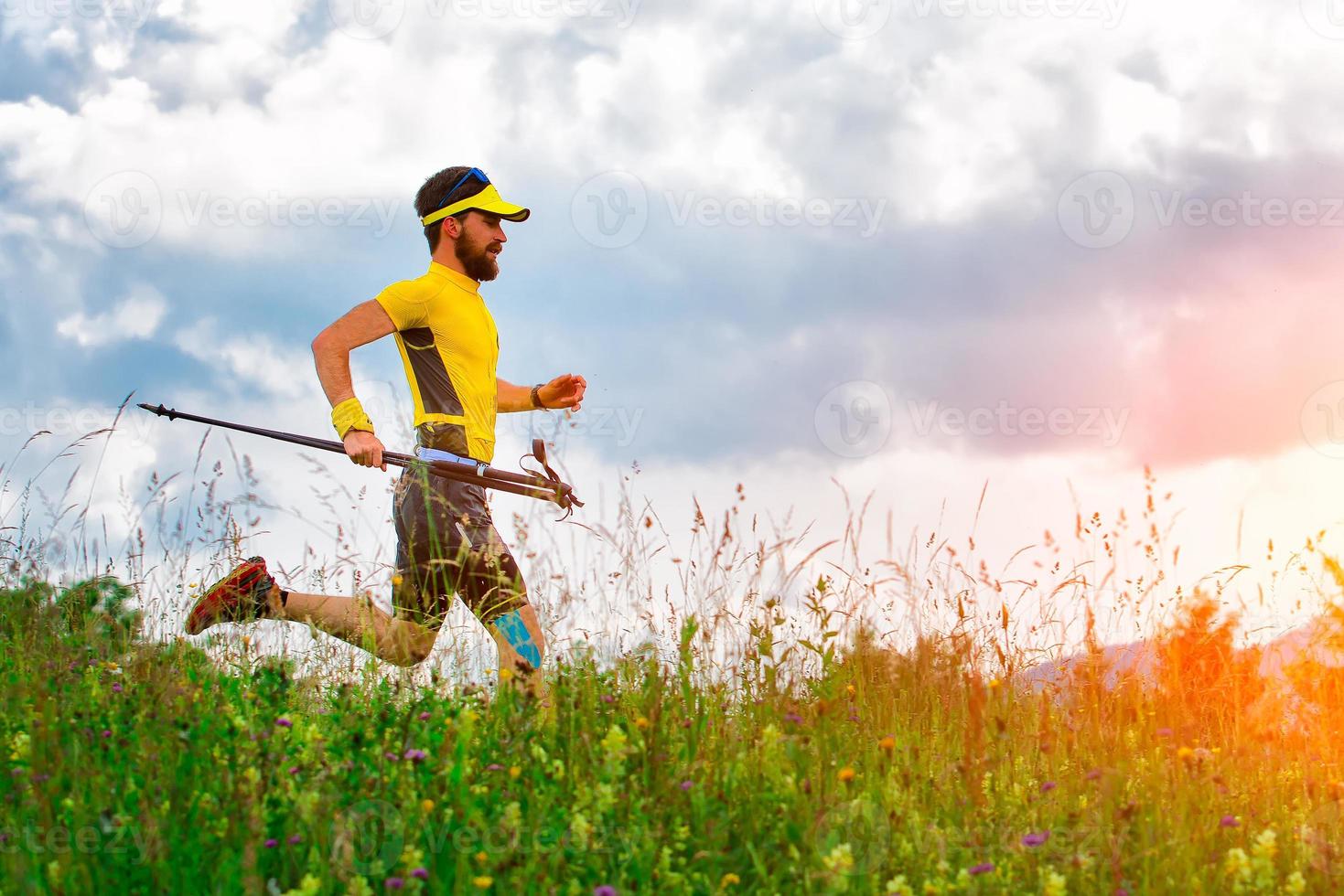 coureur homme avec des raquettes à la main dans les prés photo