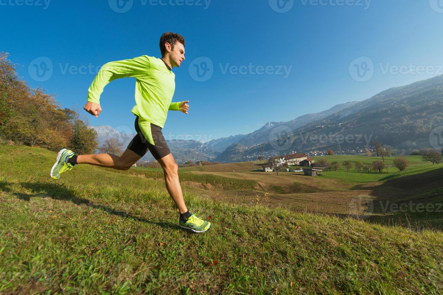 l'athlète descend dans le pré dans une vallée des alpes italiennes. photo