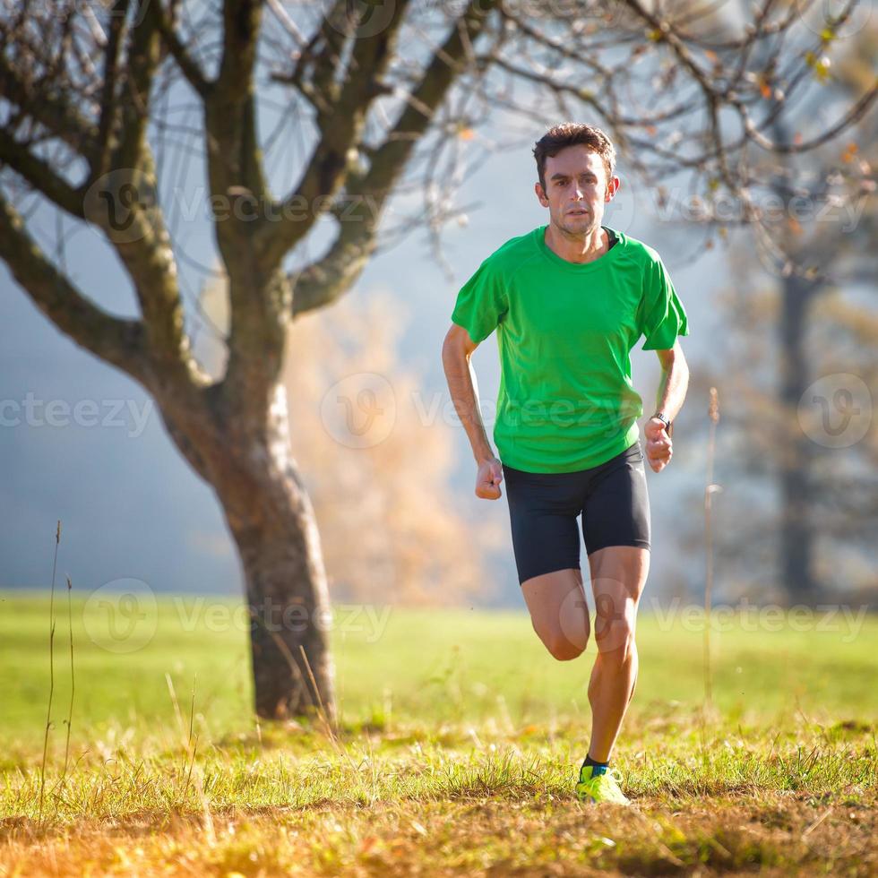 course dans les montagnes un athlète s'entraîne à l'automne photo