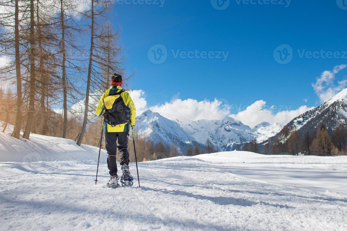 une fille marche avec des raquettes dans la solitude photo