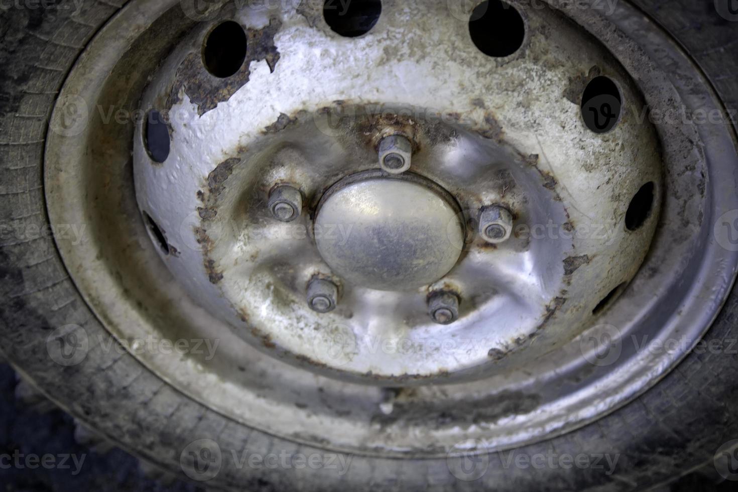 roues de voiture boueuses photo