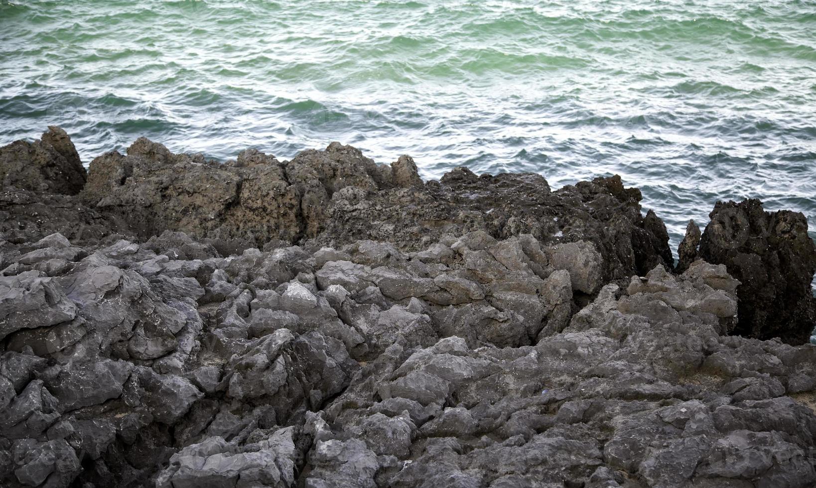 brise-lames dans les rochers photo