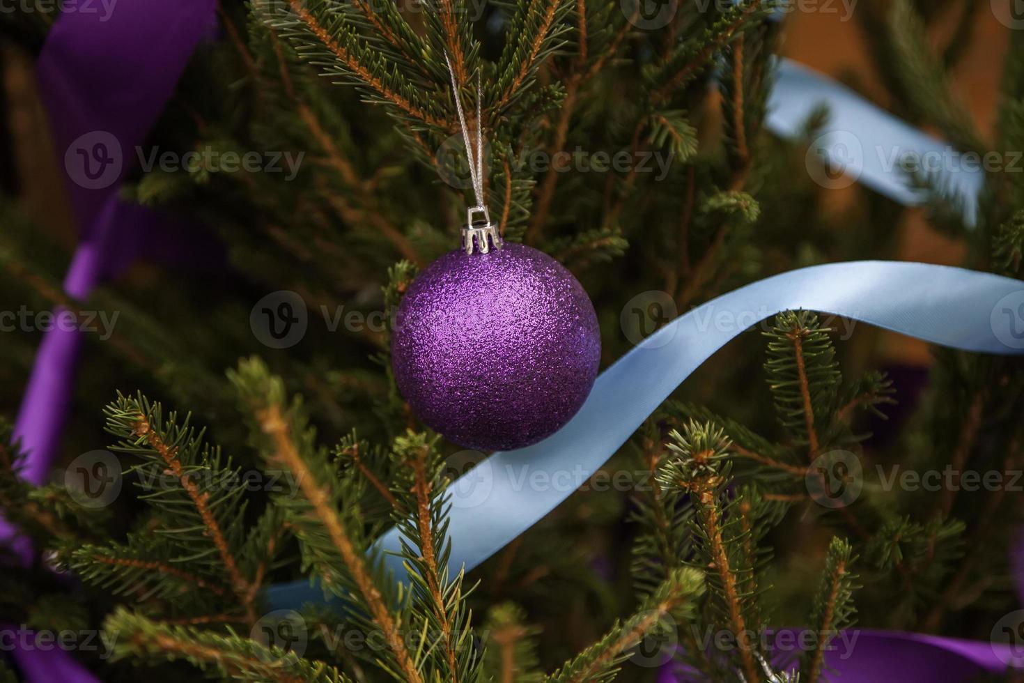 boules sur l'arbre de noël photo