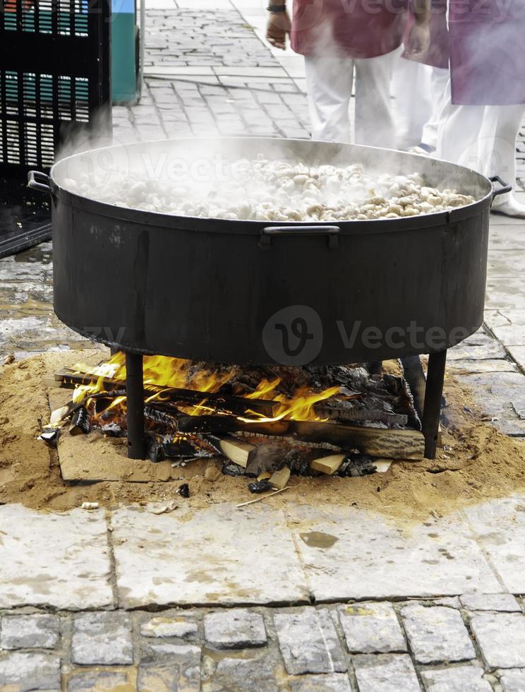 pot avec de la viande mijotée photo