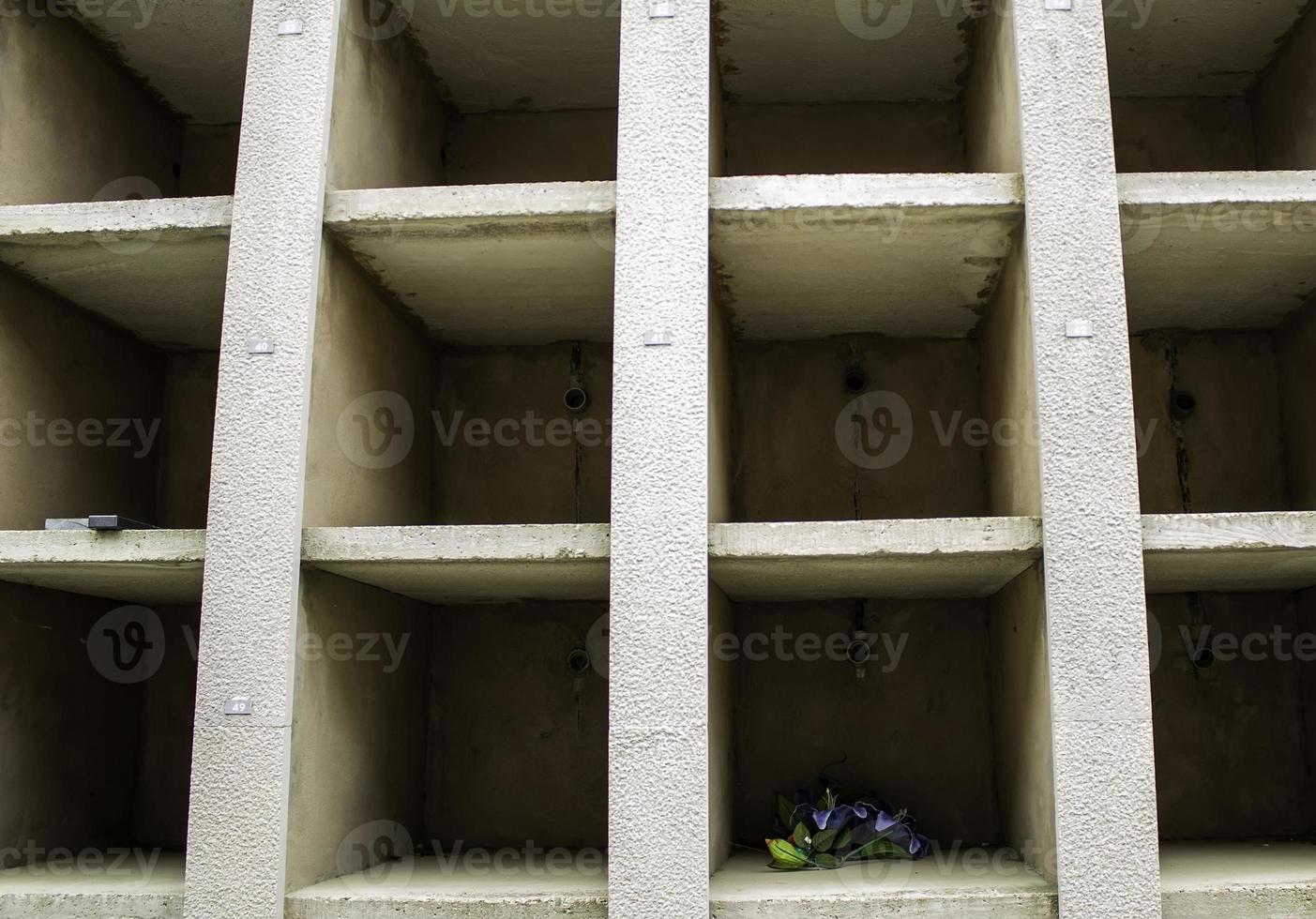 niches au cimetière photo