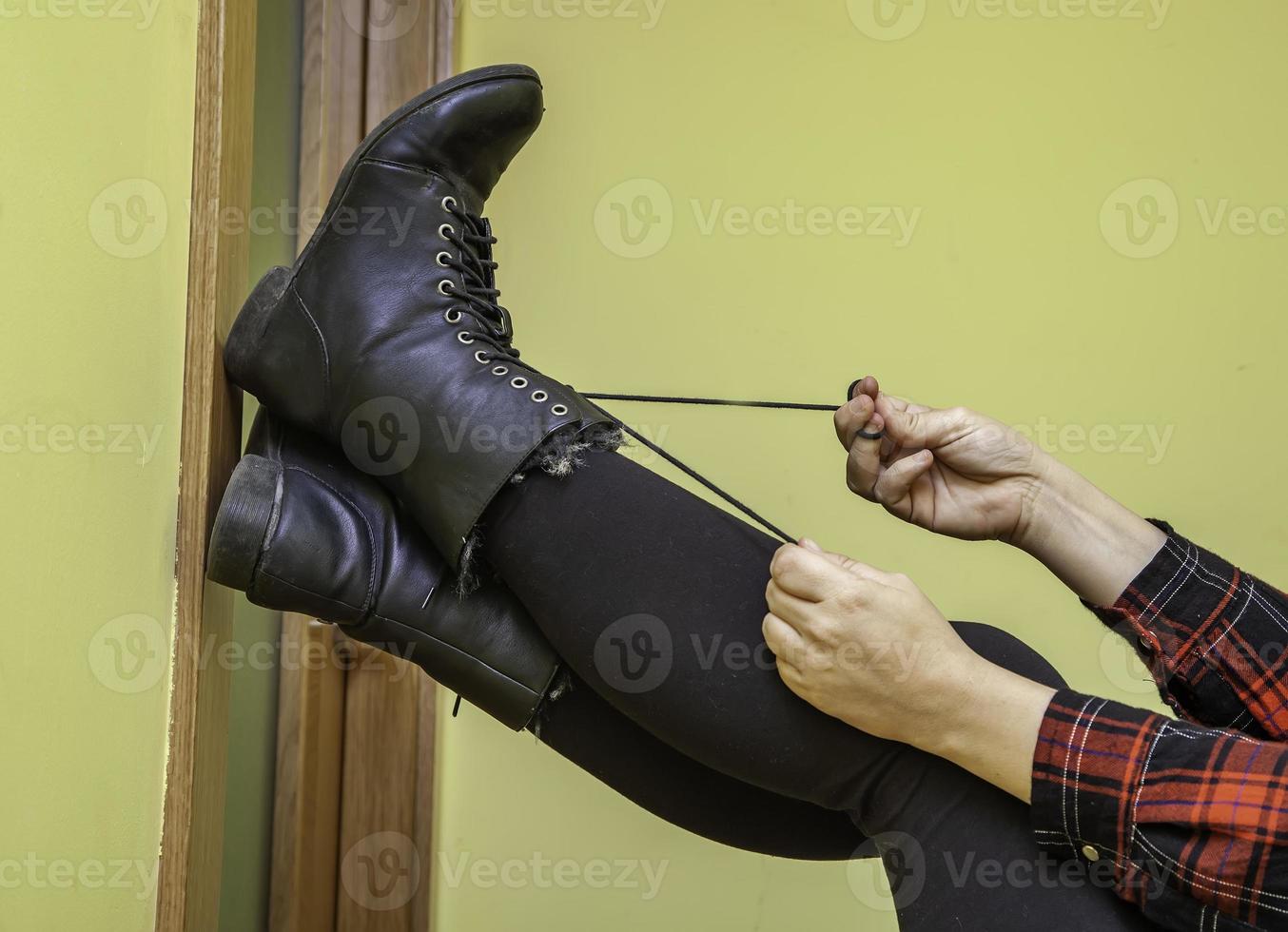 femme attachant ses bottes photo