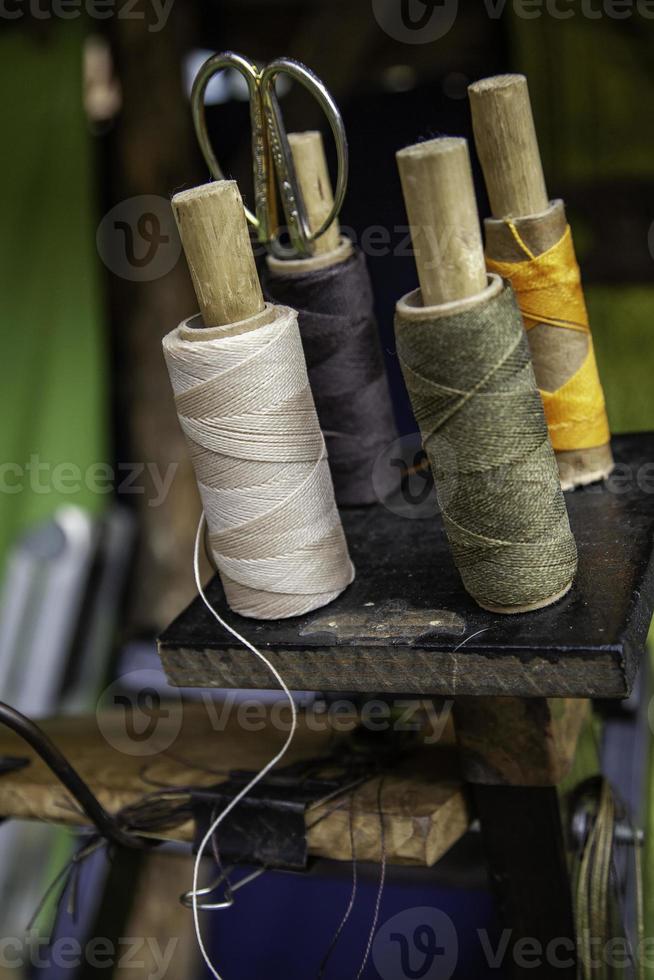 fils et ciseaux de couturière photo