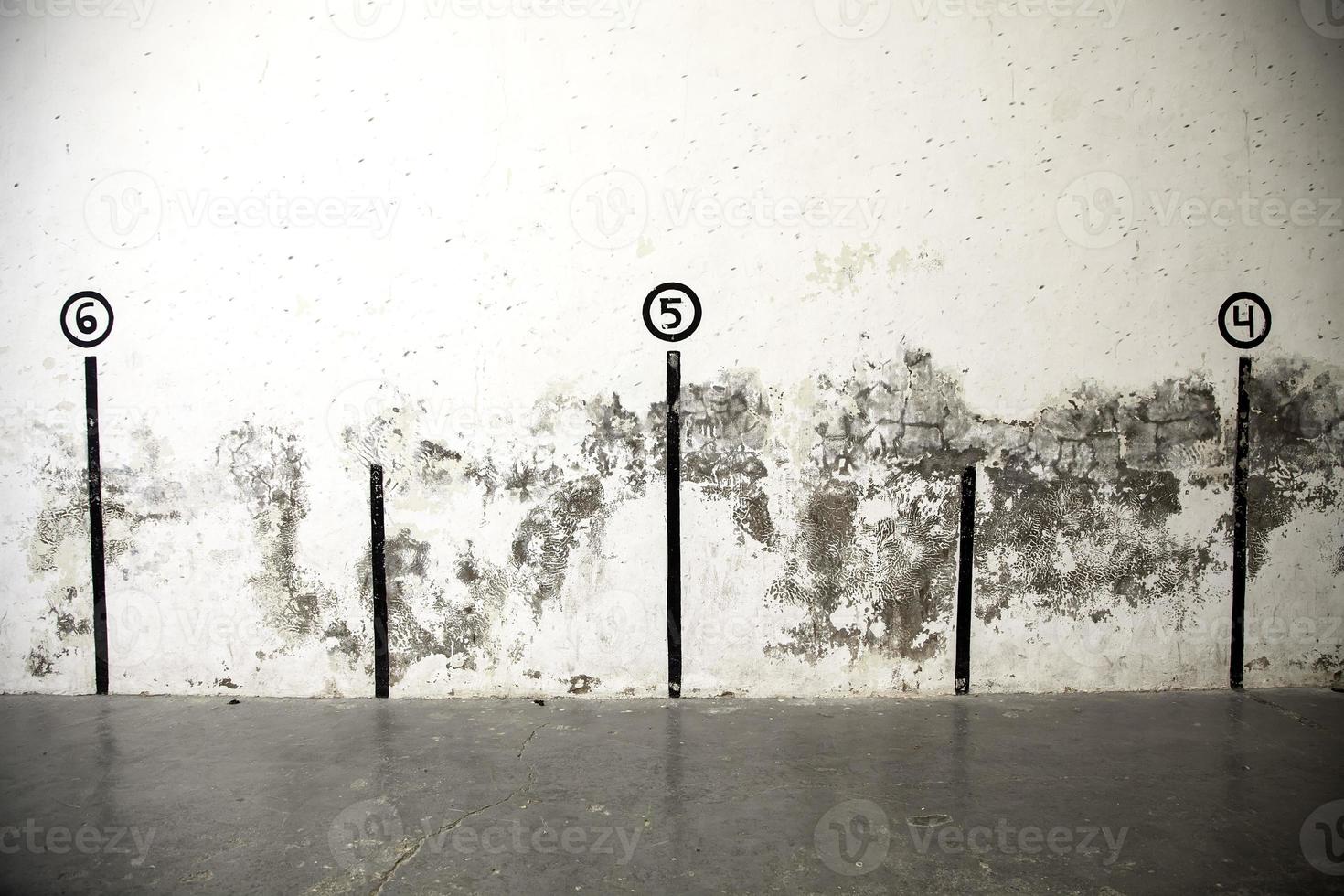 Chiffres sur un fronton, détail du sport espagnol dans une ville de Navarre, Espagne photo