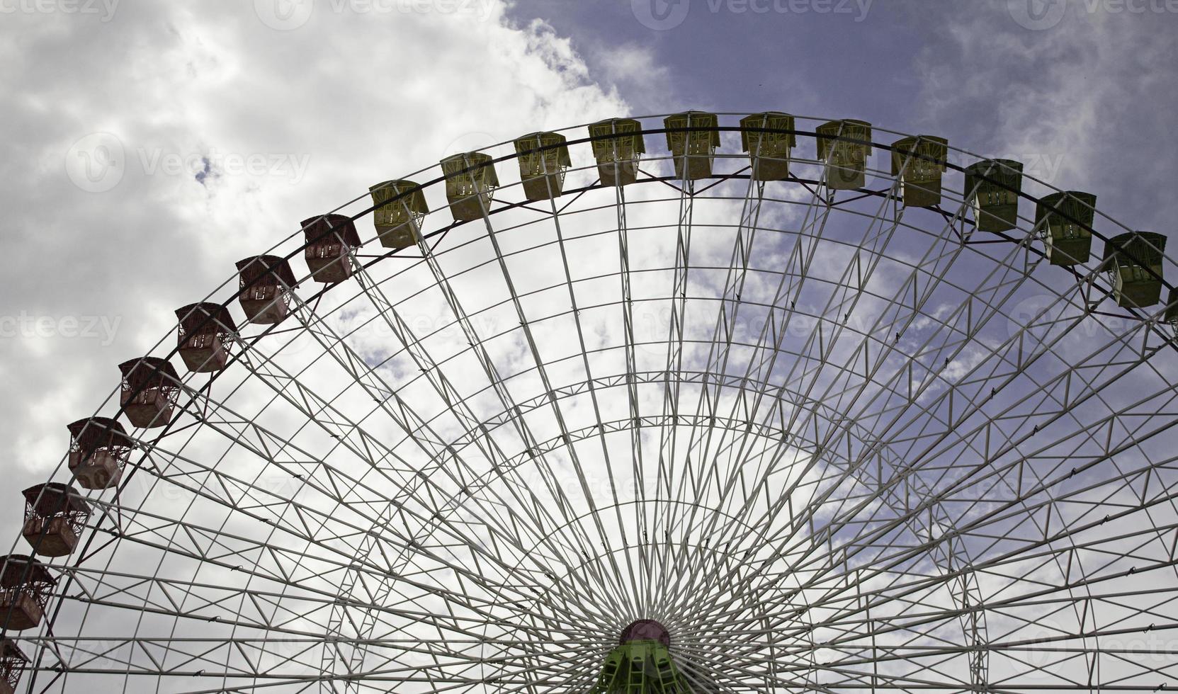 grande roue dans le parc photo