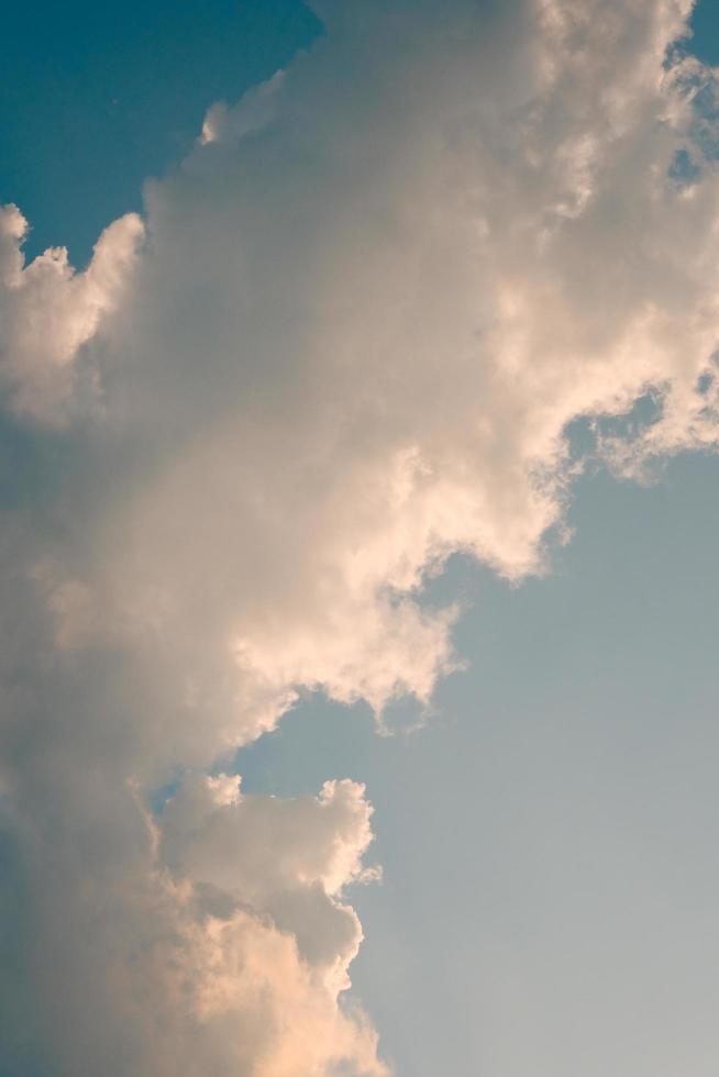 ciel bleu profond et nuages hauts dans les rayons du soleil au coucher du soleil photo