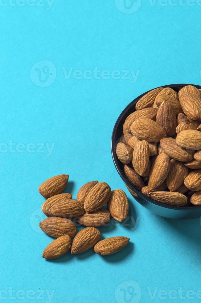 gros plan d'amandes sur fond bleu photo