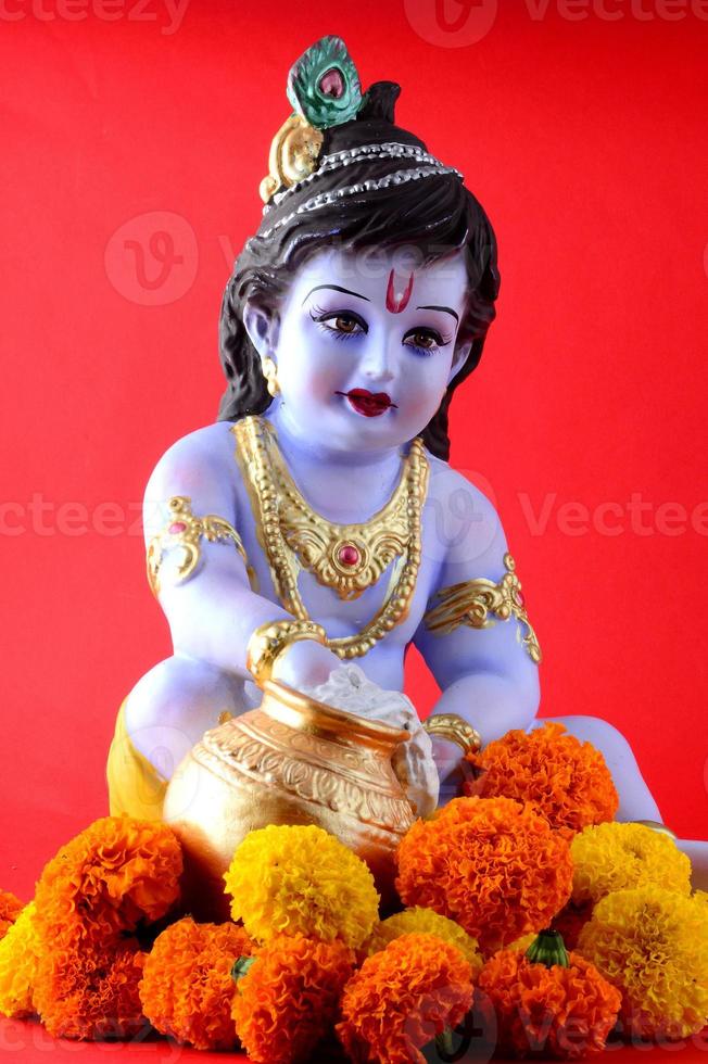 dieu hindou krishna sur fond rouge photo