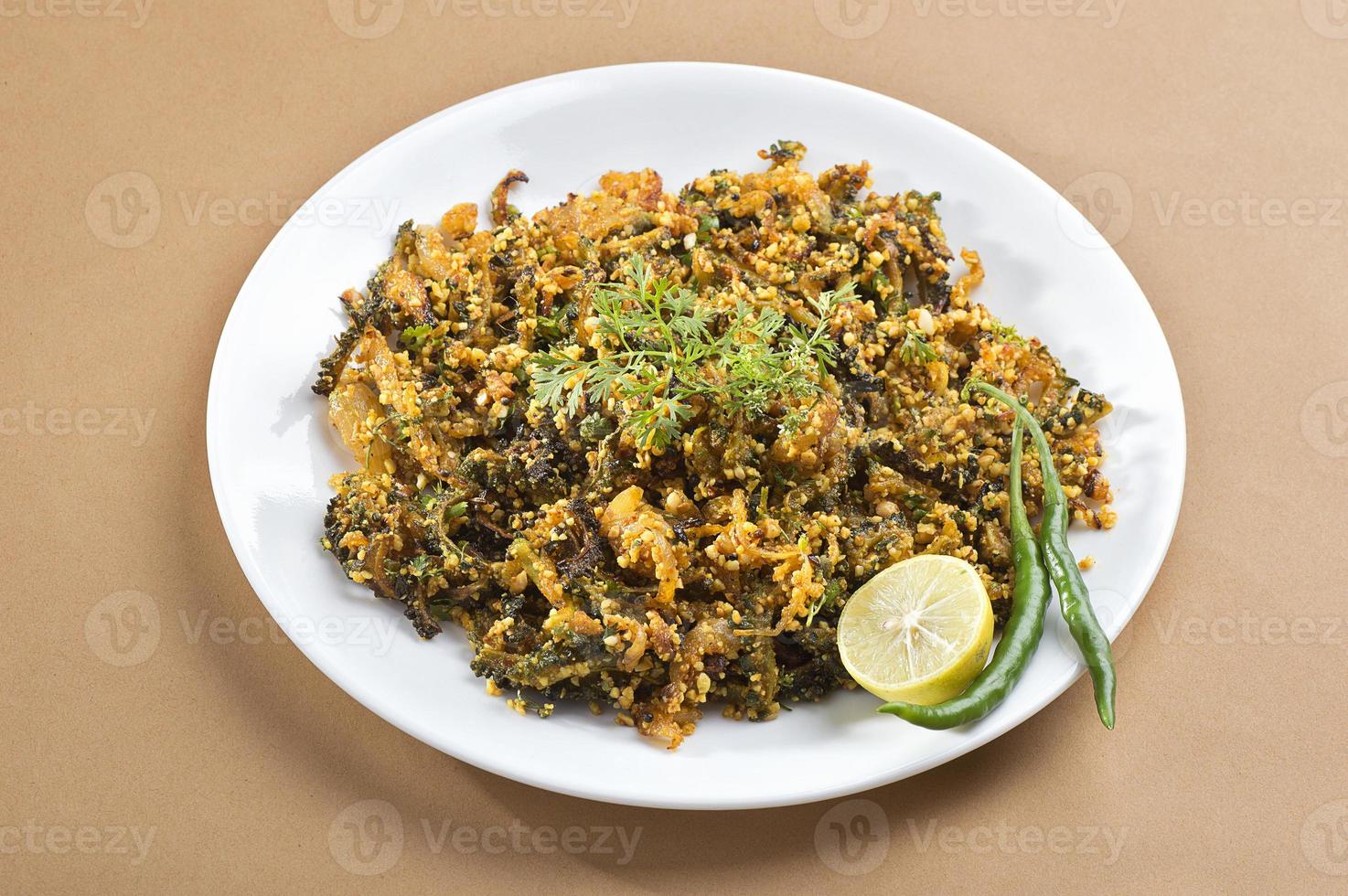 plat indien amer frite de courge aux épices et herbes photo