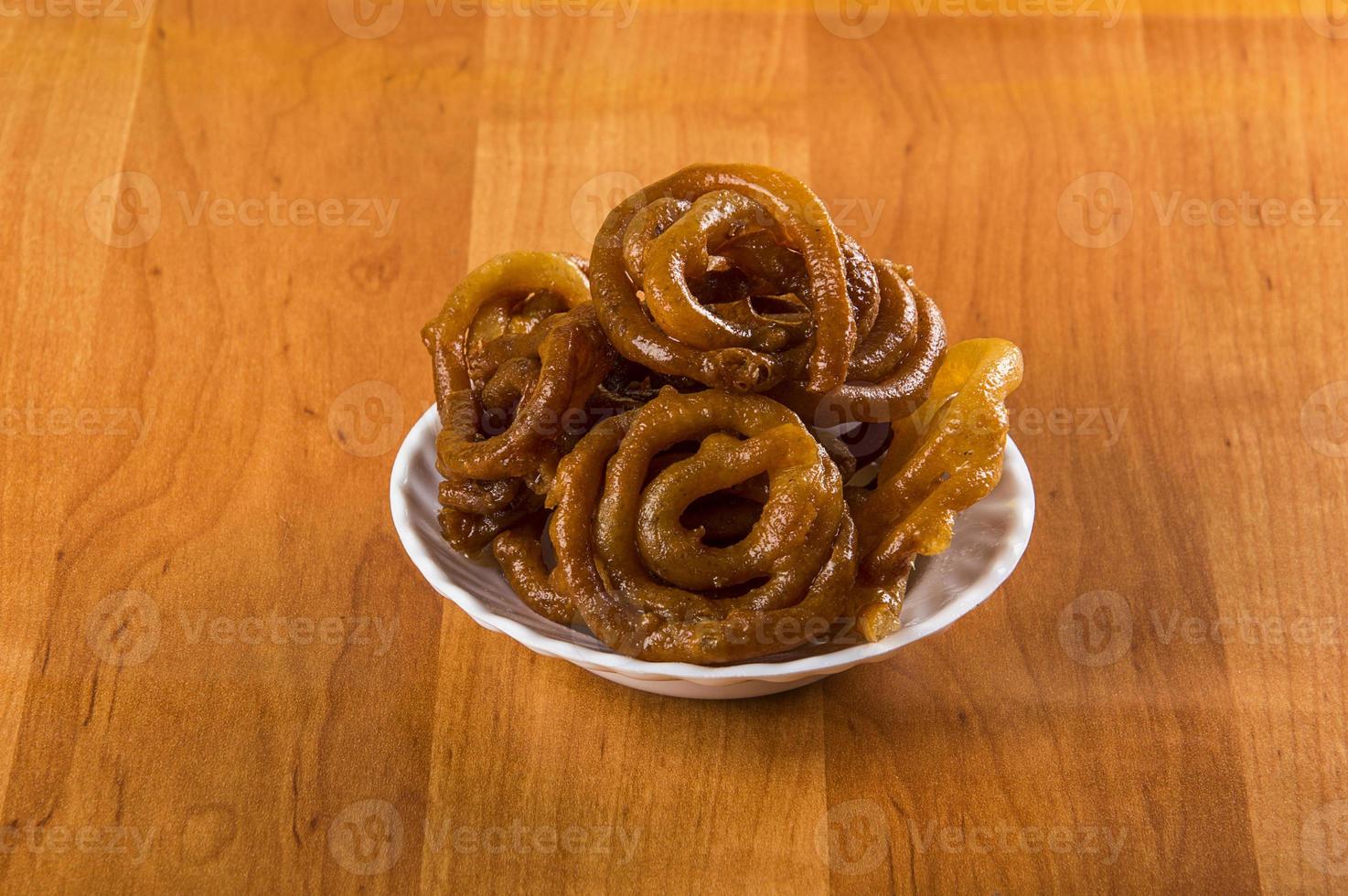 plat sucré indien jalebi sur un fond en bois photo