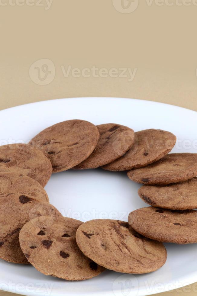 biscuit aux pépites de chocolat dans une assiette photo