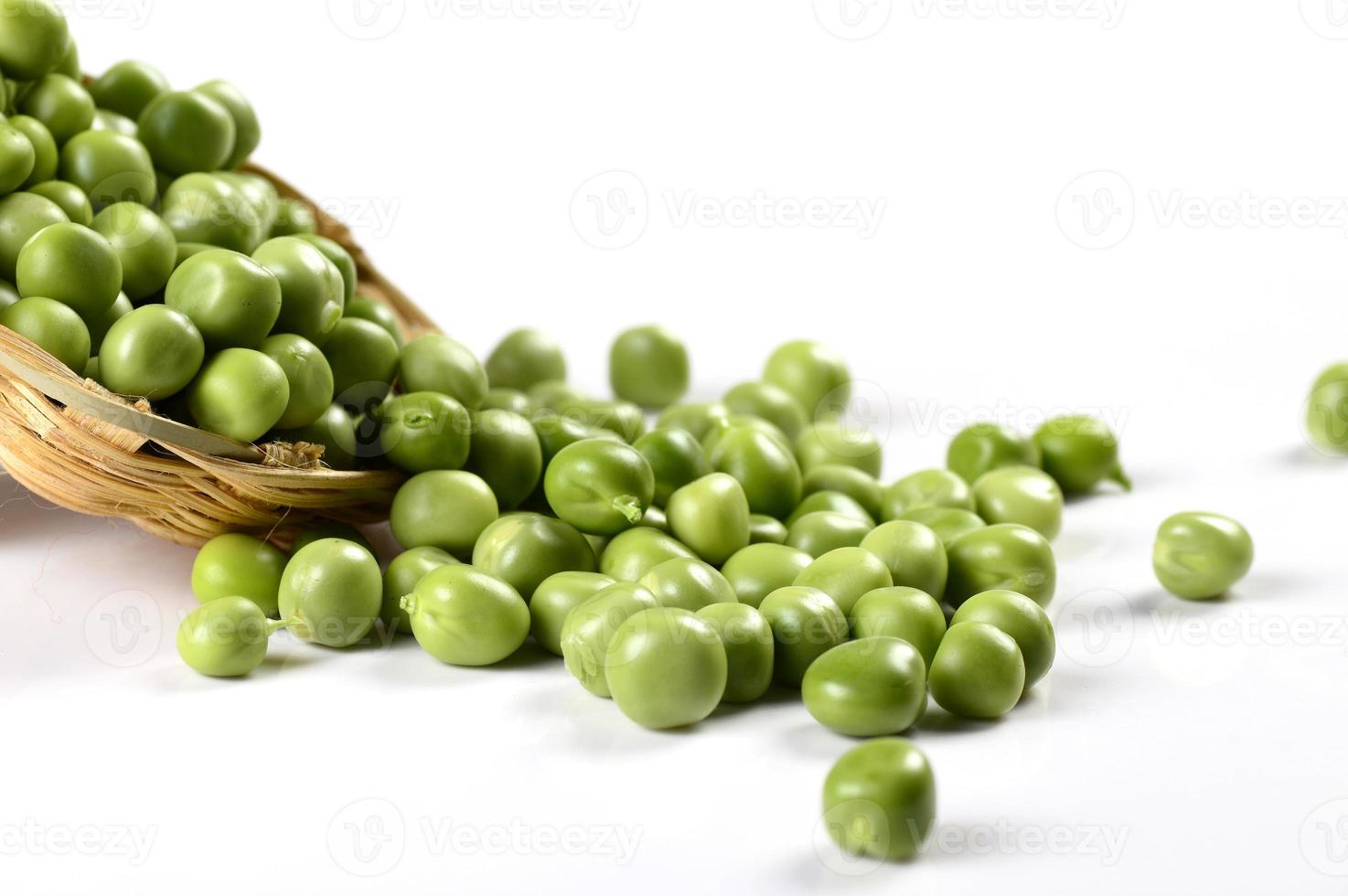 Pois verts frais dans le panier sur fond blanc photo