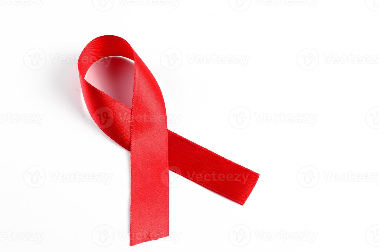 ruban rouge de sensibilisation du sida sur fond blanc. photo